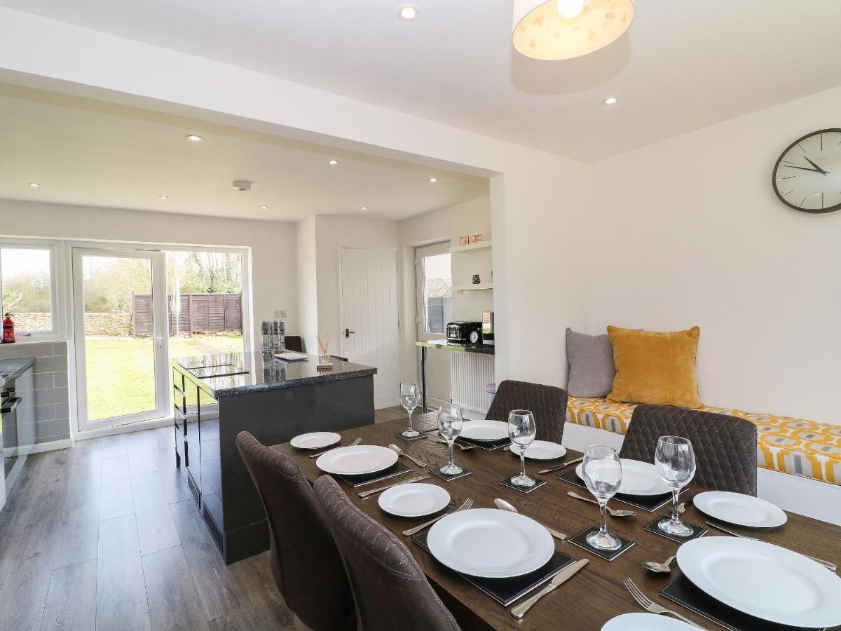 Honeystones Witney Exterior photo